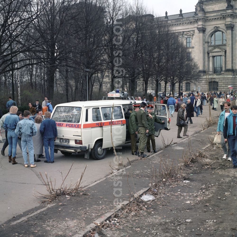GDR image archive: Berlin - French Armed Forces visited the demolition of the Berlin Wall at the Reichstag building in Berlin