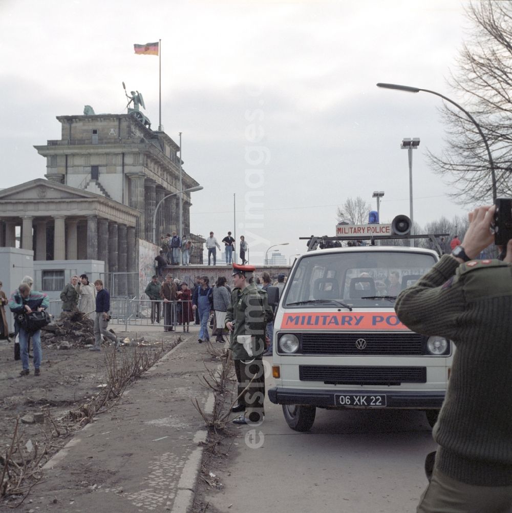 GDR photo archive: Berlin - French Armed Forces visited the demolition of the Berlin Wall at the Reichstag building in Berlin