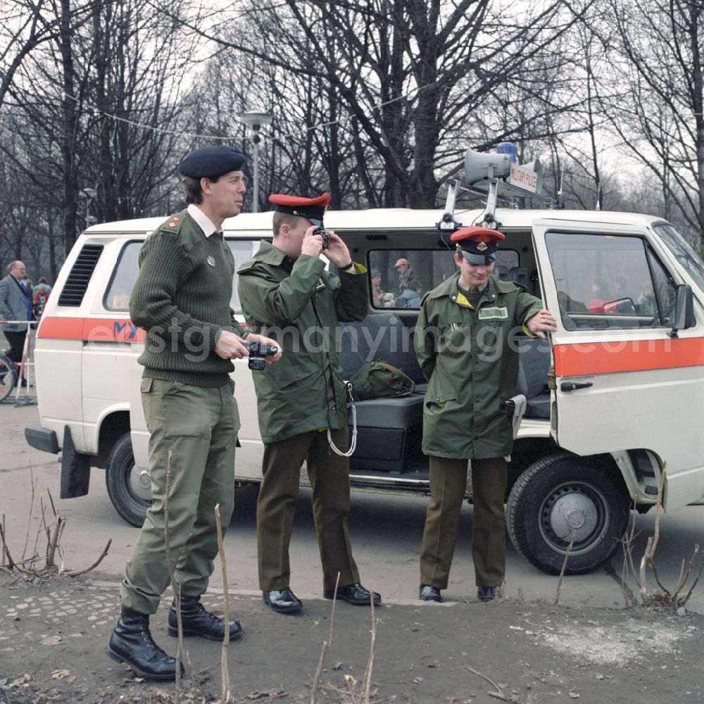 GDR picture archive: Berlin - French Armed Forces visited the demolition of the Berlin Wall at the Reichstag building in Berlin