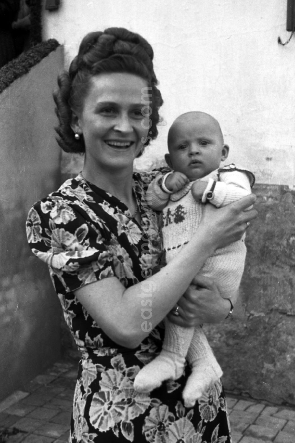 GDR image archive: Merseburg - A woman holds a baby on the arm in Merseburg in the federal state Saxony-Anhalt in the area of the former GDR, German democratic republic