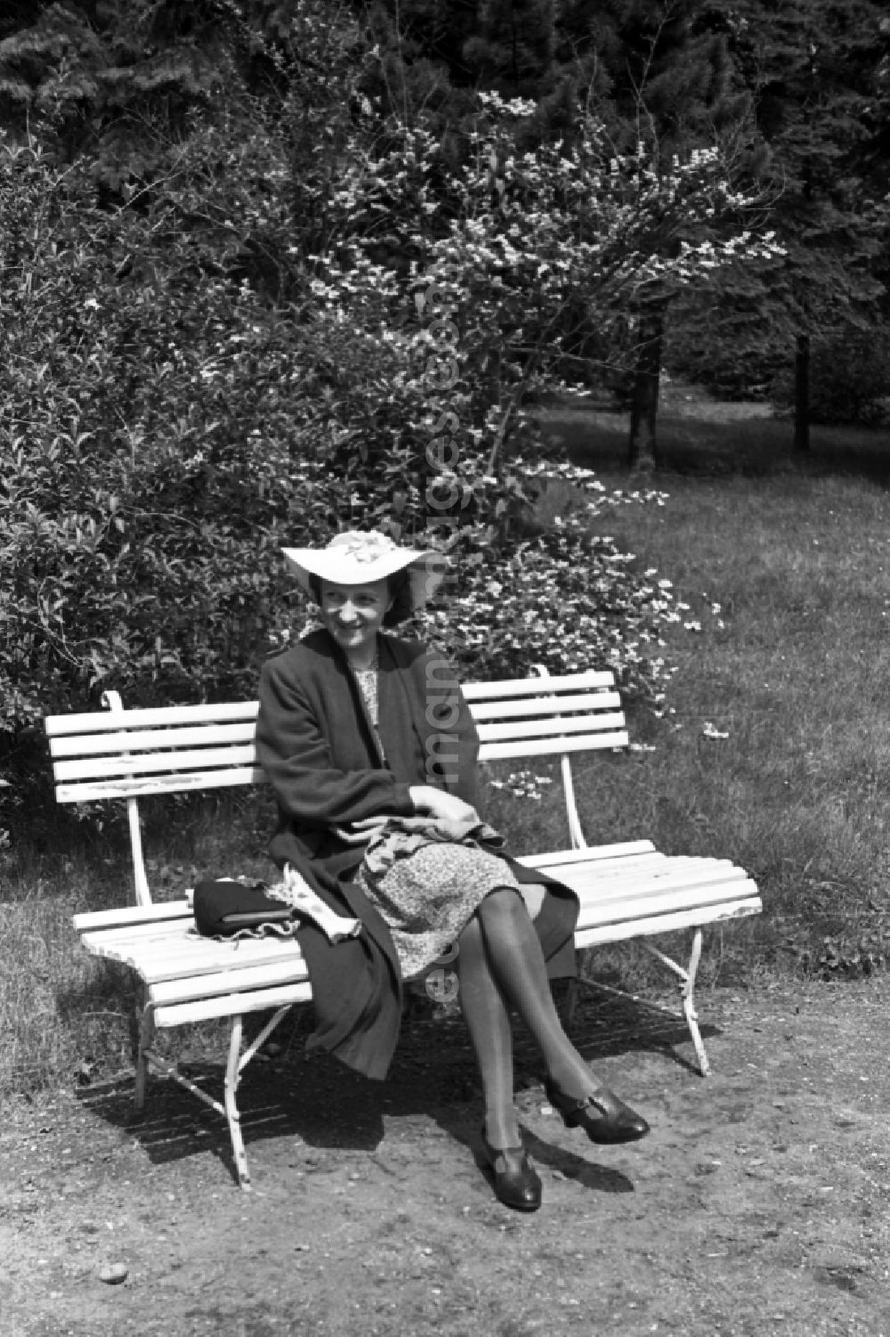 GDR picture archive: Bad Dürrenberg - Woman with care on a park-bench in bath Drought mountain in the federal state Saxony-Anhalt in Germany