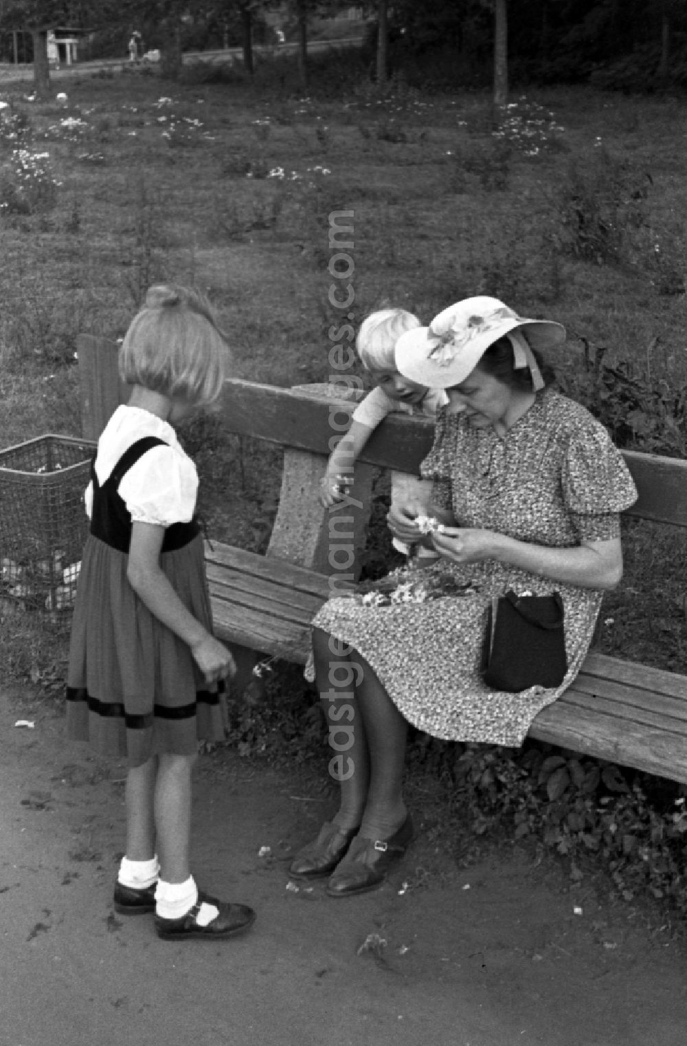 Bad Dürrenberg: Woman with care and two children on a park-bench in bath Drought mountain in the federal state Saxony-Anhalt in Germany
