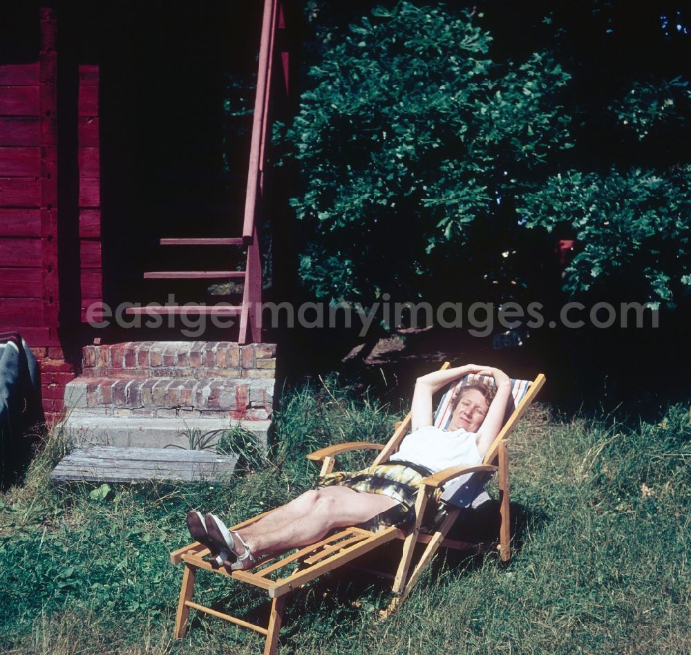 Ahrenshoop: A woman lies in a deck chair and suns herself in Ahrenshoop in the federal state Mecklenburg-West Pomerania in the area of the former GDR, German democratic republic