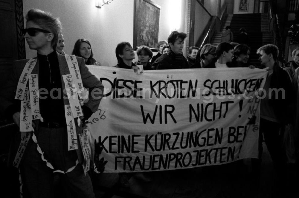 GDR image archive: Berlin-Schöneberg - Frauenprotest am Rathaus Schöneberg 28.1