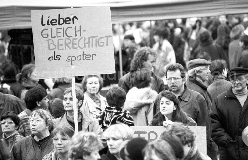 GDR picture archive: Berlin - Women demonstrate on Women's Day in front of the Red City Hall in Berlin. Demonstrators demonstrate and hold placards