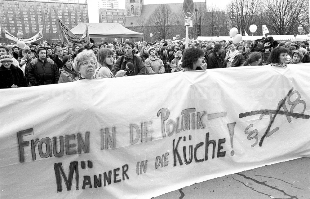 Berlin: Women demonstrate on Women's Day in front of the Red City Hall in Berlin. Demonstrators demonstrate and hold placards