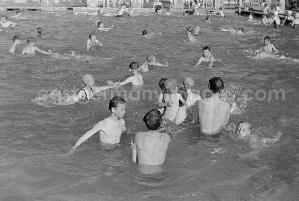 GDR photo archive: Halberstadt - Bathers in the swimming pool and the outdoor facilities of the swimming pool Sommerbad an der Gebrueder-Rehse-Strasse in Halberstadt in the state Saxony-Anhalt on the territory of the former GDR, German Democratic Republic