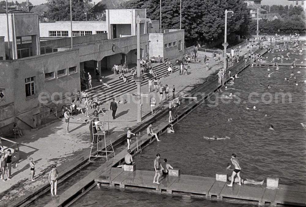 Halberstadt: Bathers in the swimming pool and the outdoor facilities of the swimming pool Sommerbad an der Gebrueder-Rehse-Strasse in Halberstadt in the state Saxony-Anhalt on the territory of the former GDR, German Democratic Republic