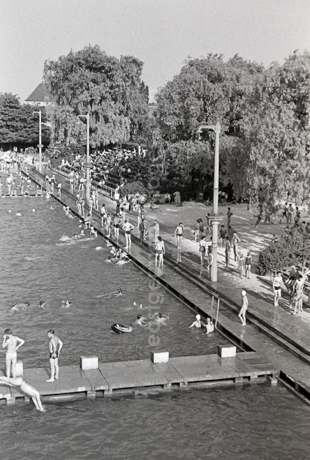 GDR photo archive: Halberstadt - Bathers in the swimming pool and the outdoor facilities of the swimming pool Sommerbad an der Gebrueder-Rehse-Strasse in Halberstadt in the state Saxony-Anhalt on the territory of the former GDR, German Democratic Republic