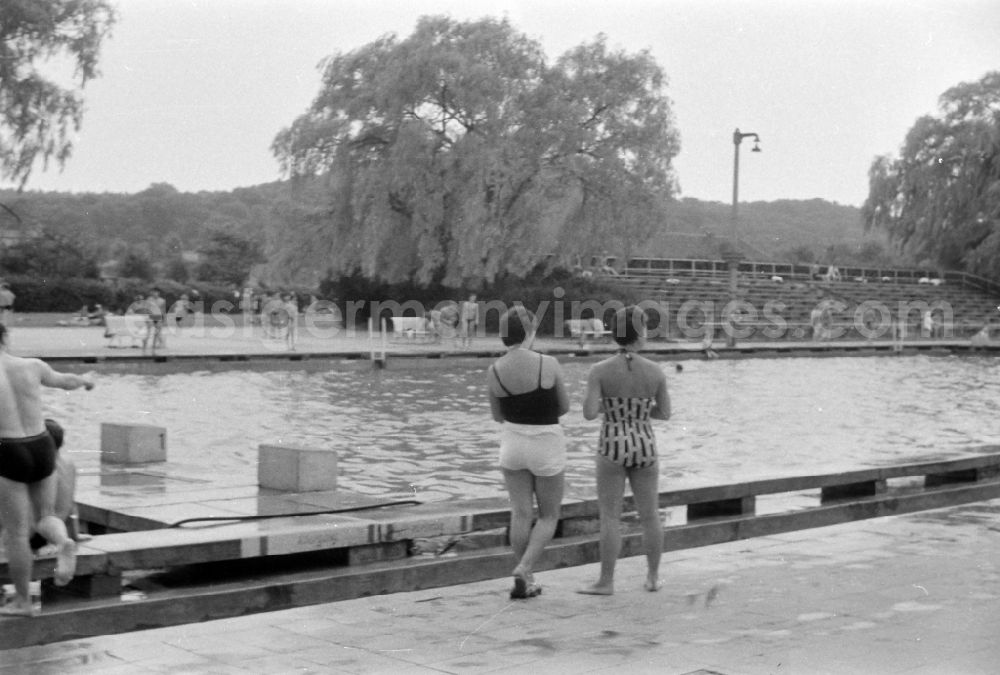 GDR image archive: Halberstadt - Bathers in the swimming pool and the outdoor facilities of the swimming pool Sommerbad an der Gebrueder-Rehse-Strasse in Halberstadt in the state Saxony-Anhalt on the territory of the former GDR, German Democratic Republic