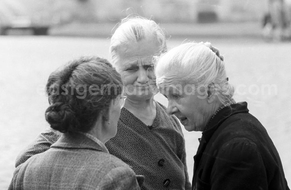 Freiberg: Drei alte Frauen stehen auf der Straße im Erzgebirge und tauschen den neuesten Tratsch aus.
