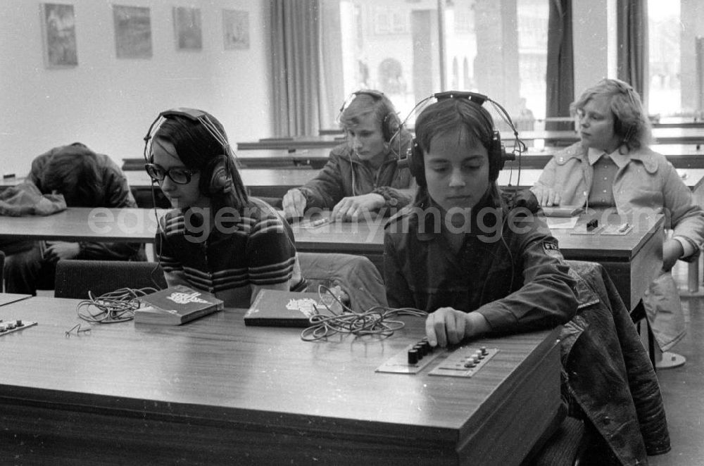GDR image archive: Berlin - Schüler erhalten Sprachunterricht im Fremdsprachenkabinett / Sprachlabor ihrer Schule.