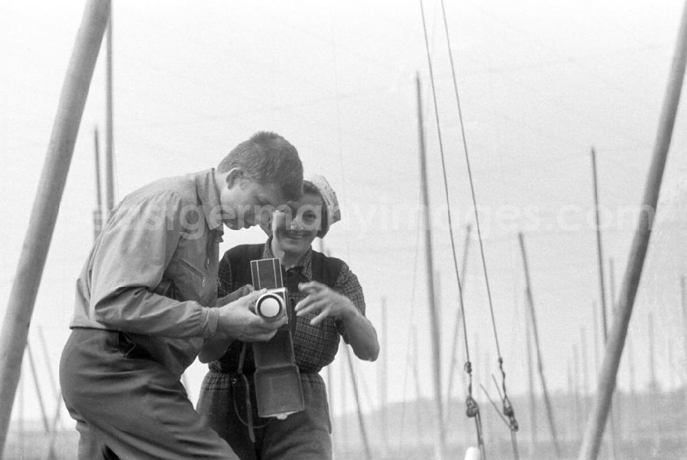 GDR image archive: Leipzig - Der Fotograf zeigt einer Arbeiterin auf einem Hopfenfeld in der Nähe von Leipzig seine Kamera, mit der er zuvor deren Arbeit dokumentiert hatte.