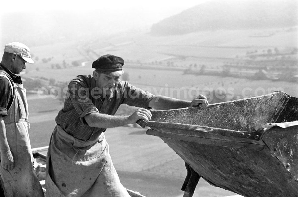 GDR image archive: Freyburg - In mühsamer Handarbeit wird der Sand- und Kiesabbau im Tagebau östlich von Freyburg betrieben. Von hier aus werden die wichtigen Rohstoffe für den Bau von Häusern, Straßen und Betrieben an die Baulieferanten weitergeleitet.