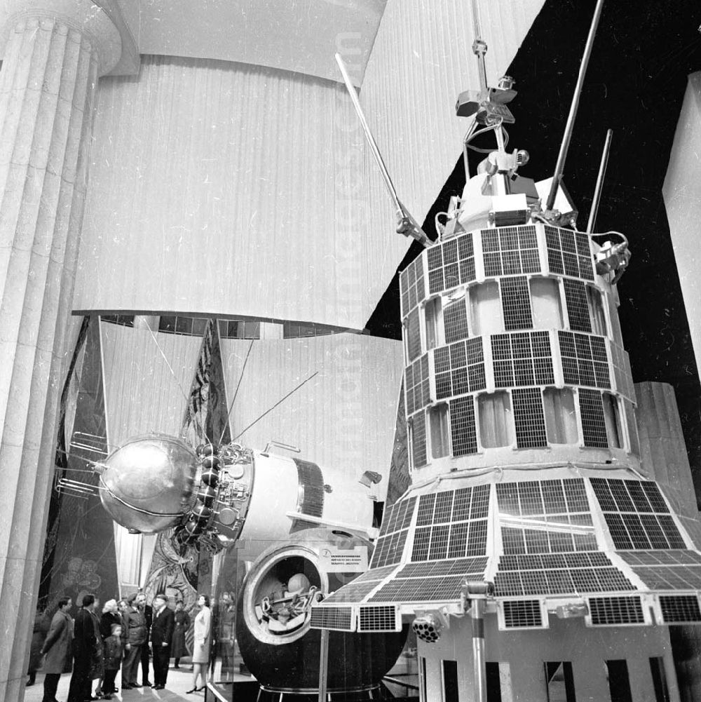 GDR picture archive: Leipzig - Frühjahrsmesse 1966 Raumfahrt-Abteilung mit Raumschiff und Raumsonde / Satellit.