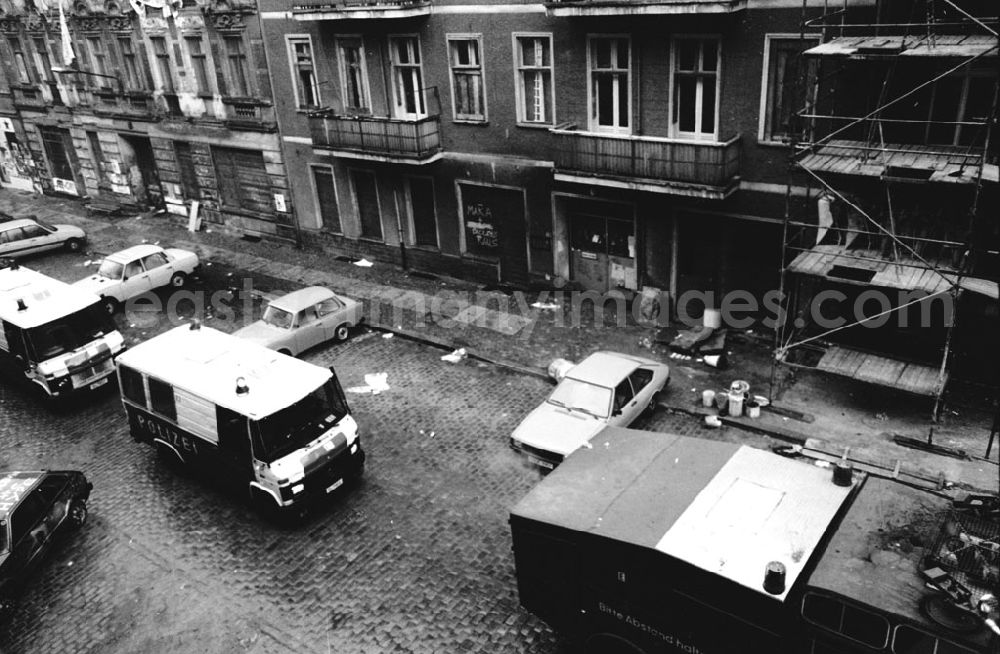 GDR picture archive: Berlin-Friedrichshain - Friedrichshain - Berlin Polizei in der Mainzer Str. 12.11.9