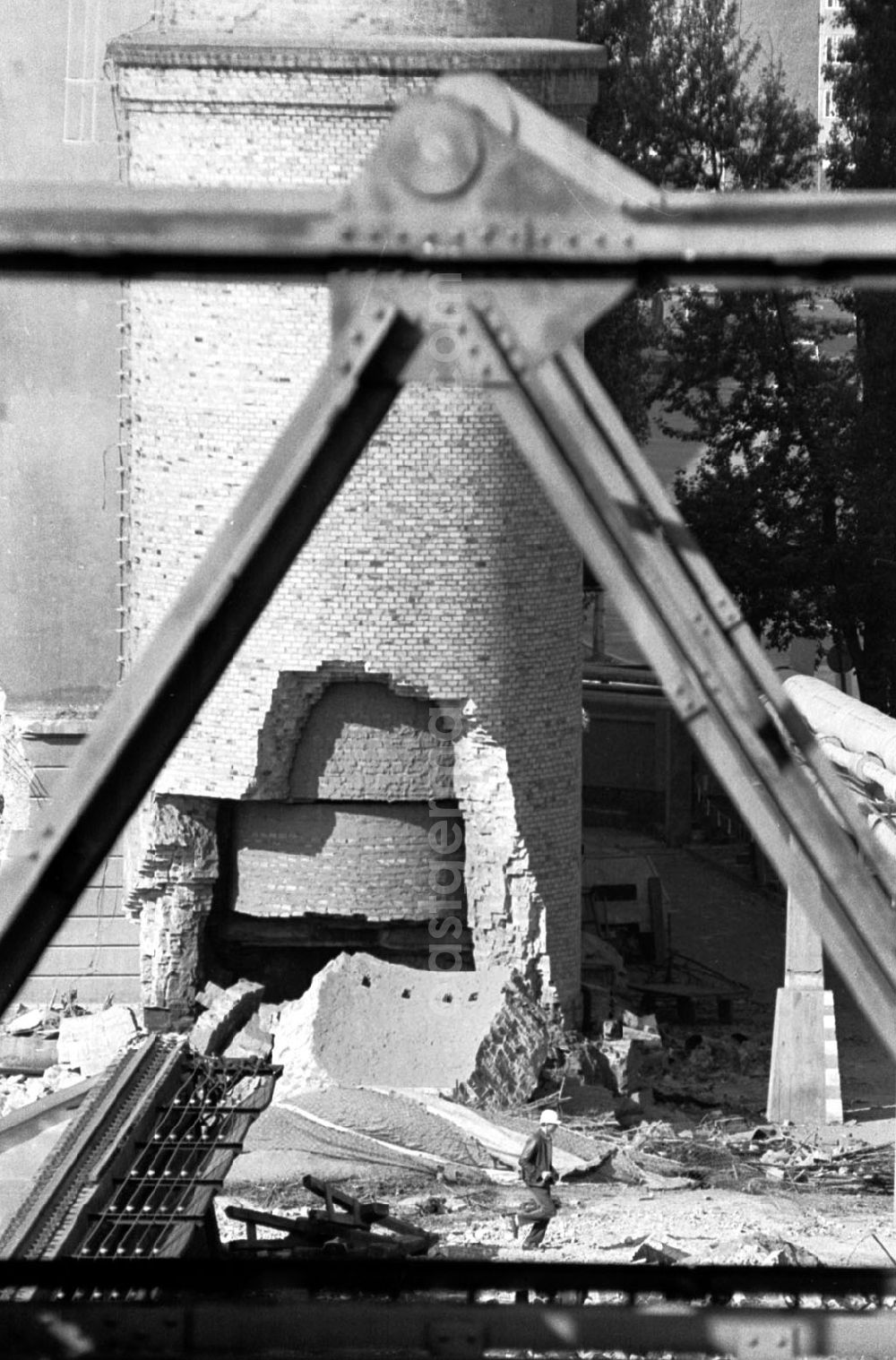 GDR picture archive: Berlin-Friedrichshain - Friedrichshain - Berlin Sprengung des 2. Schornstein des Friedrichshainer Heizkraftwerkes 12.10.9