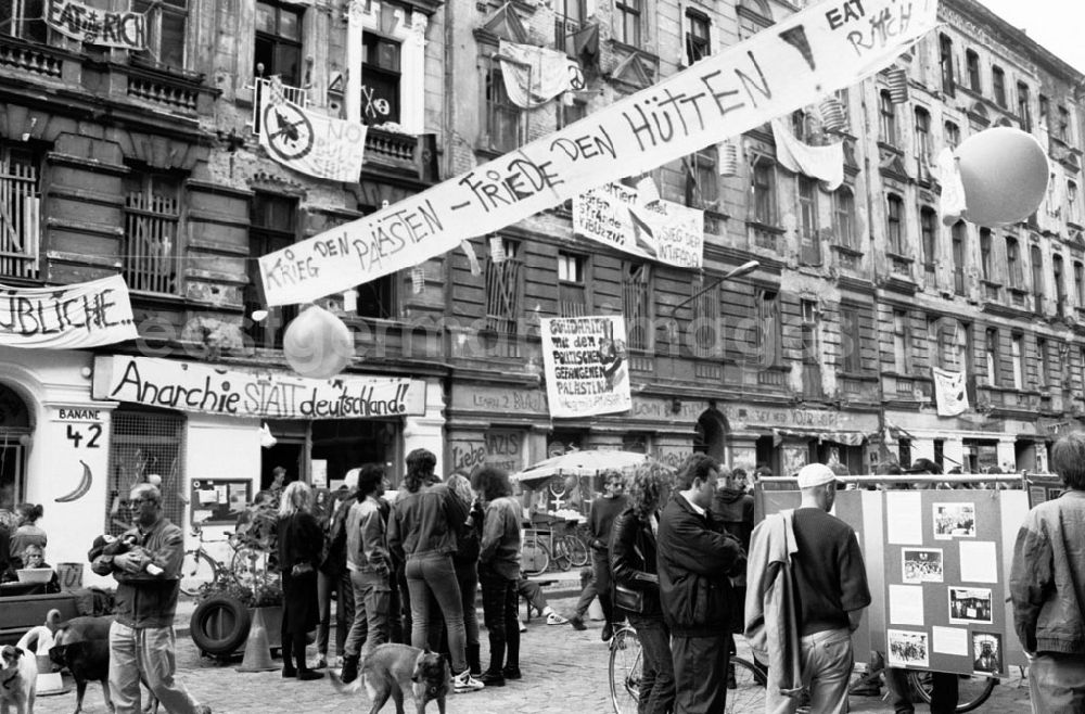 GDR picture archive: Berlin-Friedrichshain - Friedrichshain - Berlin Straßenfest der Hausbesetzer, Mainzerstr. 08.09.9