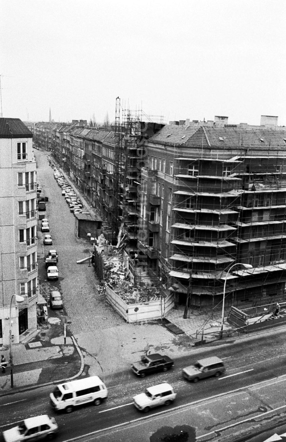 GDR photo archive: Berlin-Friedrichshain - Friedrichshain/Berlin Altbausanierung in Berlin, Kreuzigerstr. 17.01.9