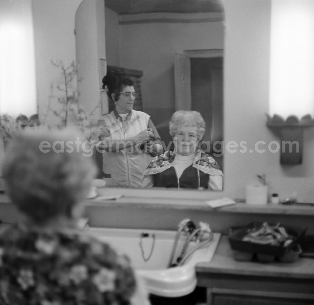 GDR image archive: Leipzig - Hairdressing salon in the Andersen-Nexoe home in Leipzig in the state Saxony on the territory of the former GDR, German Democratic Republic