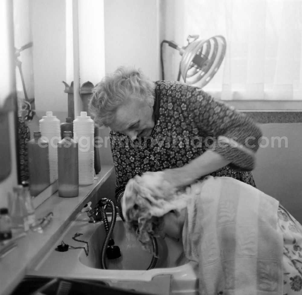 GDR photo archive: Leipzig - Hairdressing salon in the Andersen-Nexoe home in Leipzig in the state Saxony on the territory of the former GDR, German Democratic Republic
