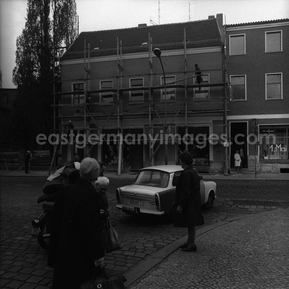 GDR image archive: Fürstenwalde - Alltagsszene / Stadtansicht. Fußgänger überqueren die Straße, auf der Straße ein PKW Typ Trabant 6