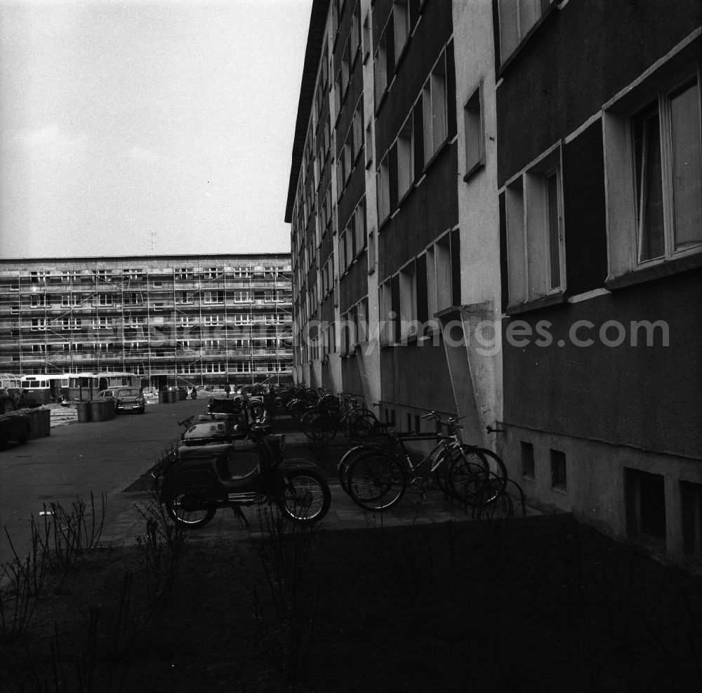 GDR image archive: Fürstenwalde - Ansicht einer Neubausiedlung / Plattenbau mit Fahrradständern; Fahrrädern; Kleinroller Typ Simson KR 51/2 Schwalbe; IWL-Roller SR 59 Berlin; MZ ES 25