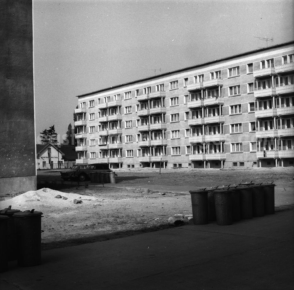GDR photo archive: Fürstenwalde - Ansicht einer Neubausiedlung / Plattenbau mit Mülltonnen Typ TGL 4367, einem PKW Typ Trabant 601 und einem PKW DKW F8-70