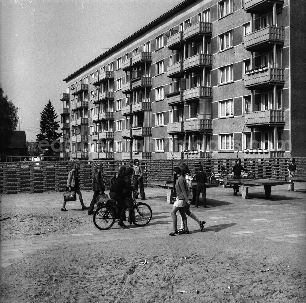 GDR picture archive: Fürstenwalde - Kinder spielen Tischtennis. Im Bild: ein Spielplatz mit Tischtennisplatten im Neubaugebiet, auf dem sich Kinder nach der Schule treffen.