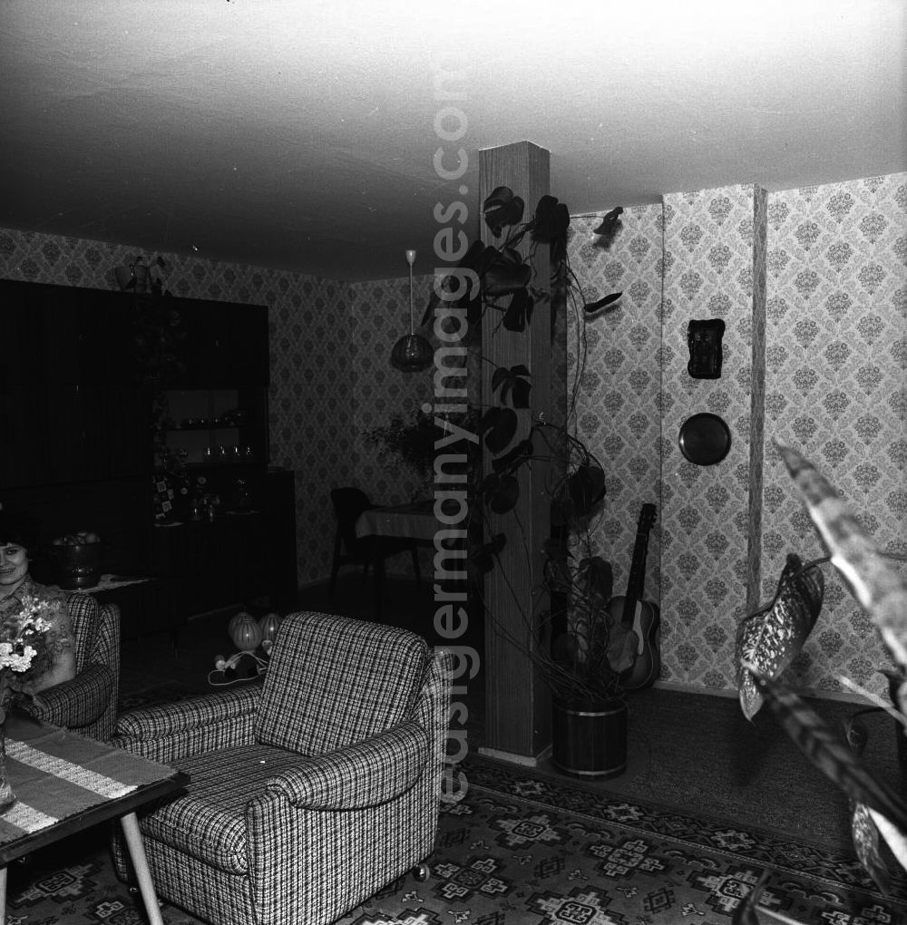 GDR picture archive: Fürstenwalde - Wohnzimmer in der Neubauwohnung einer jungen Familie im Stil der siebziger Jahre. Im Hintergrund Schrankwand Typ Hellerau.
