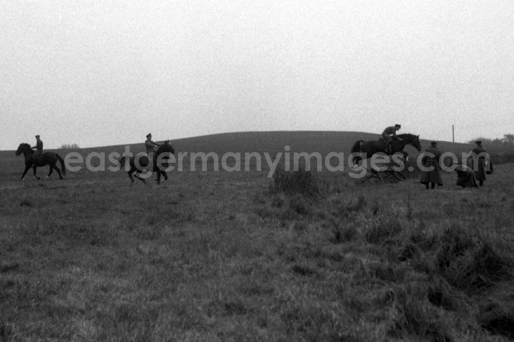 GDR picture archive: Moritzburg - Fox hunting in Moritzburg in the state Saxony on the territory of the former GDR, German Democratic Republic