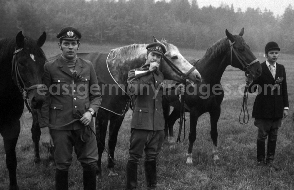GDR photo archive: Moritzburg - Fox hunting in Moritzburg in the state Saxony on the territory of the former GDR, German Democratic Republic