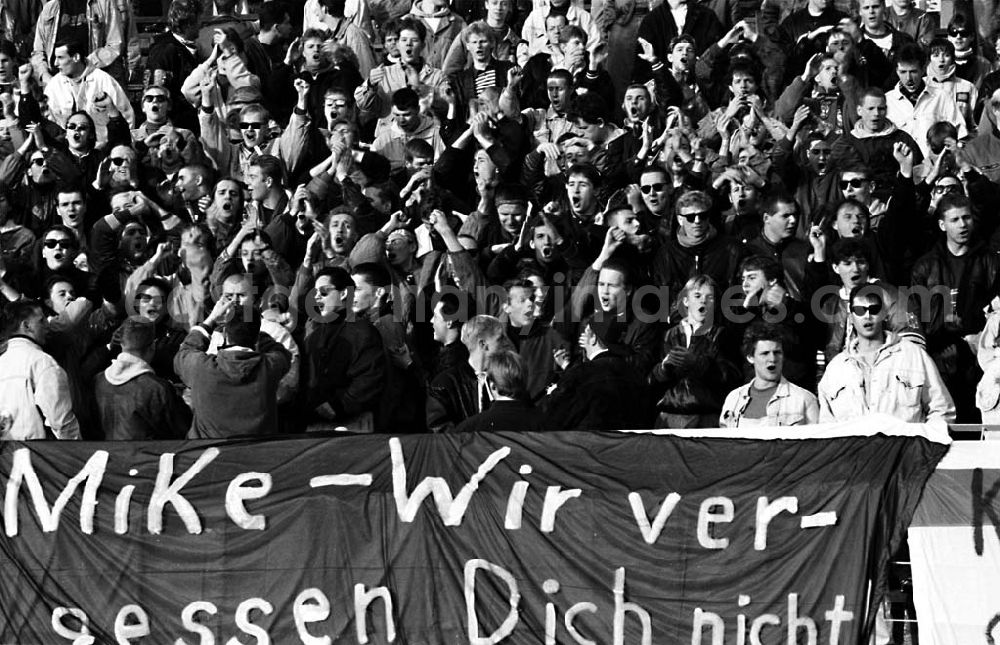 GDR picture archive: Pankow / Berlin - Fußballspiel Berlin - Halle vor dem Trauermarsch am Friedrich-Jahn Sportpark / Eberswalderstraße in Berlin - Pankow 10.11.9