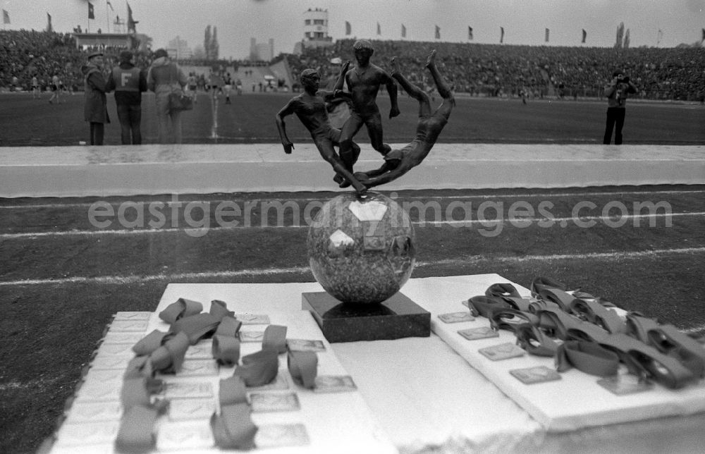 GDR image archive: Berlin - Soccer game BFC Dynamo vs. Dynamo Dresden in the World Youth Stadium in the district of Mitte in Berlin East Berlin on the territory of the former GDR, German Democratic Republic
