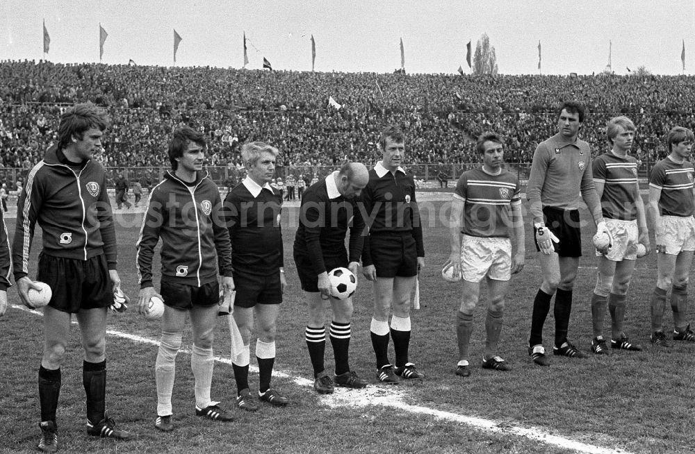 GDR image archive: Berlin - Soccer game BFC Dynamo vs. Dynamo Dresden in the World Youth Stadium in the district of Mitte in Berlin East Berlin on the territory of the former GDR, German Democratic Republic