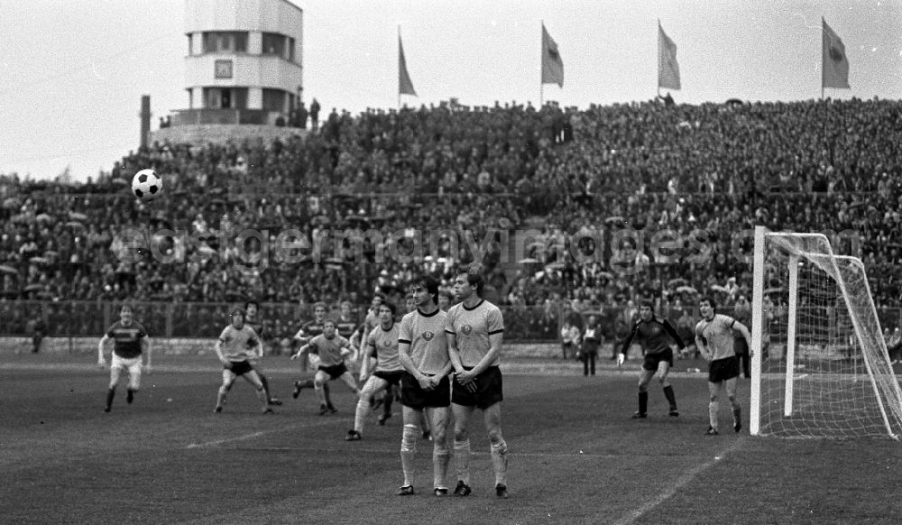 GDR photo archive: Berlin - Soccer game BFC Dynamo vs. Dynamo Dresden in the World Youth Stadium in the district of Mitte in Berlin East Berlin on the territory of the former GDR, German Democratic Republic