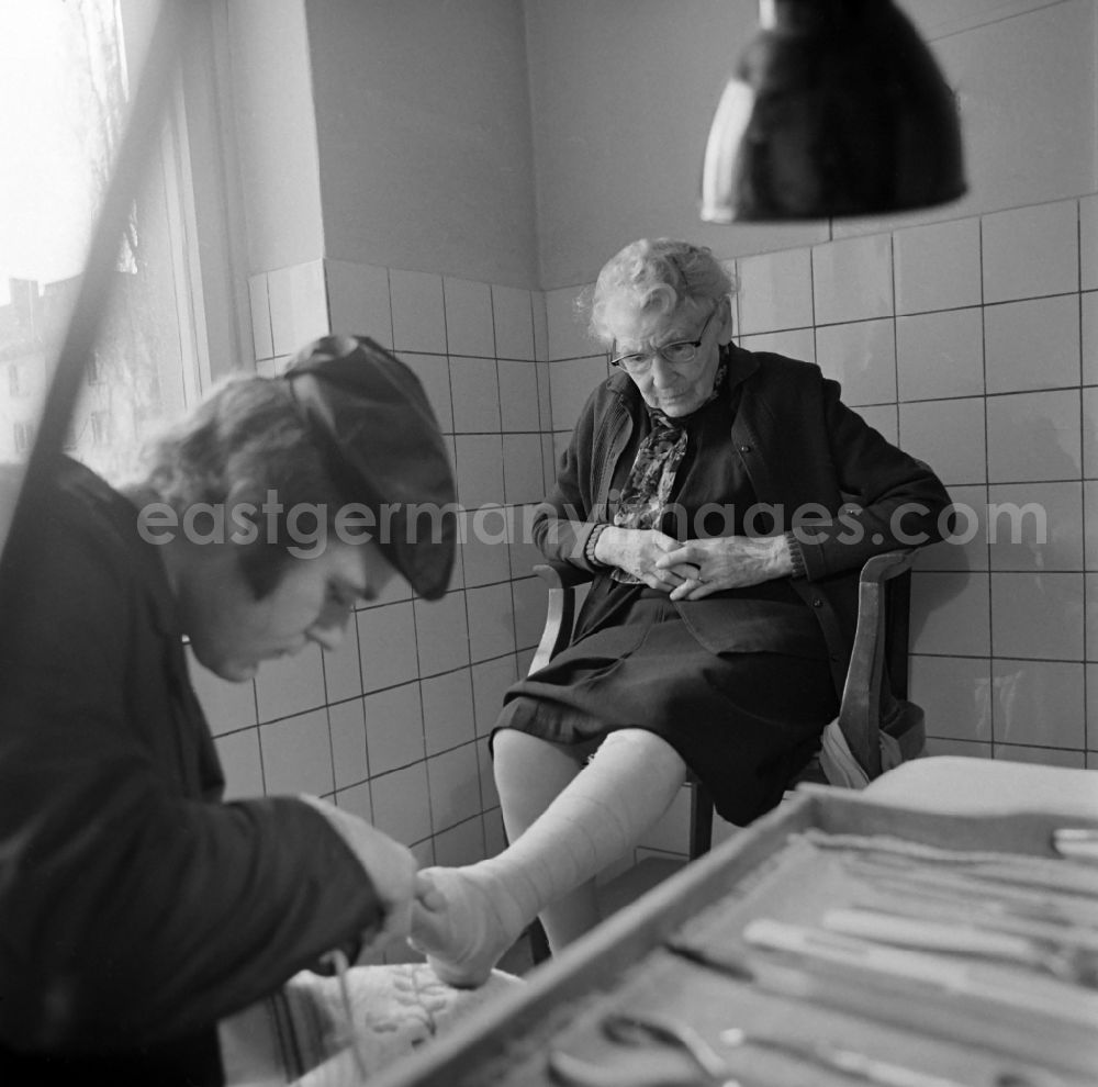 GDR image archive: Leipzig - Chiropody in the Andersen-Nexoe-Heim in Leipzig in the federal state of Saxony on the territory of the former GDR, German Democratic Republic