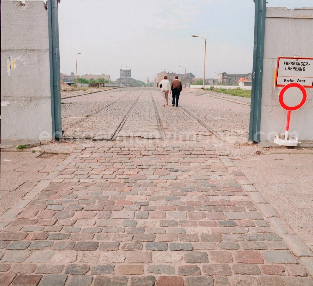 GDR picture archive: Berlin - Pedestrian walk in the former border strip of the Berlin Wall to West Berlin in Berlin, the former capital of the GDR, German Democratic Republic