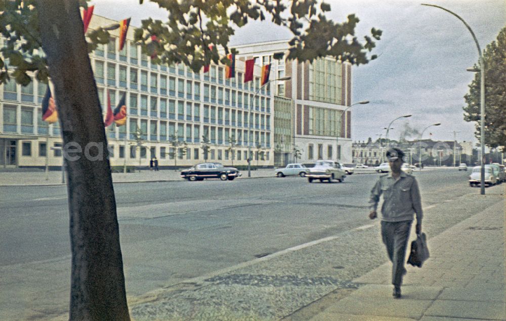 GDR photo archive: Berlin - Pedestrians and passers-by in traffic auf der Breiten Strasse in Berlin Eastberlin on the territory of the former GDR, German Democratic Republic