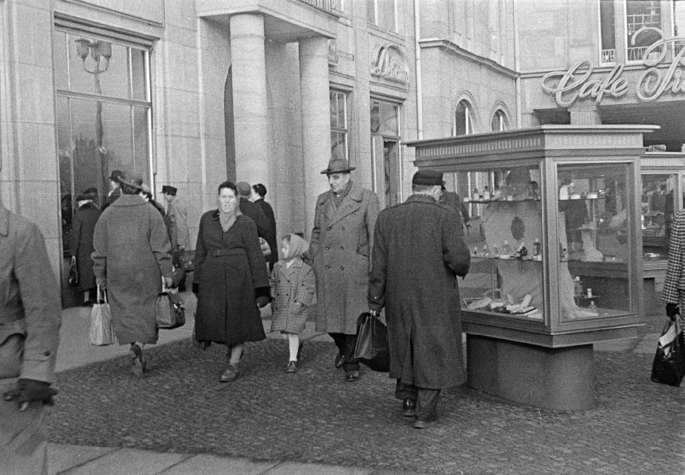 Dresden: Pedestrians and passers-by in traffic , Familie mit Kind on street Altmarkt in the district Altstadt in Dresden, Saxony on the territory of the former GDR, German Democratic Republic
