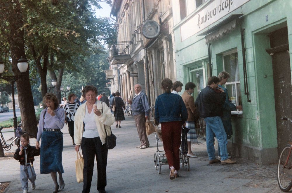 GDR picture archive: Lübben (Spreewald) - Pedestrians and passers-by in traffic in the inner city area in Luebben (Spreewald) in Lusatia, Brandenburg in the territory of the former GDR, German Democratic Republic