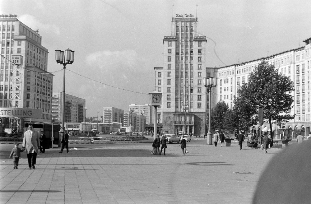 GDR image archive: Berlin - Pedestrians and passers-by in traffic on place Strausberger Platz in the district Friedrichshain in Berlin Eastberlin on the territory of the former GDR, German Democratic Republic