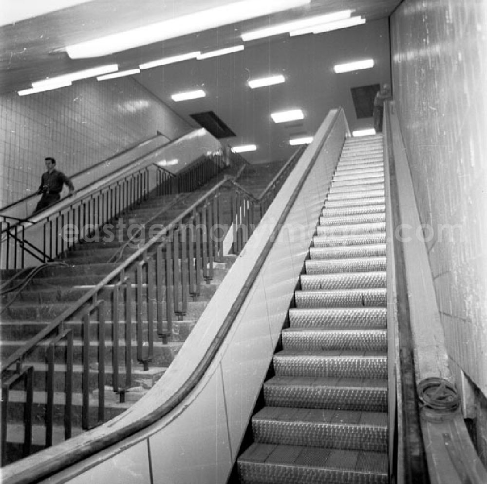 Berlin: August 1969 Tagebuch Berlin - Fußgänger-Tunnel am Alex