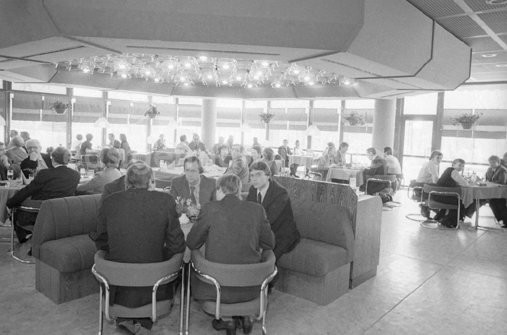 GDR photo archive: Berlin - Guests and visitors in the egg milk bar wave  club in the