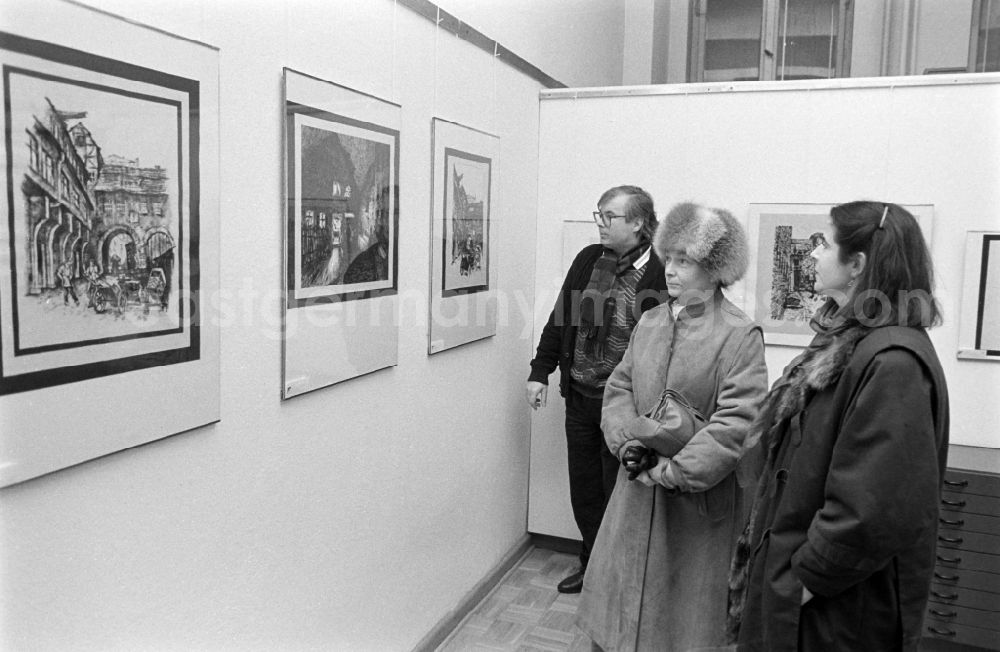 GDR picture archive: Berlin - Visitors at an exhibition by Paul Kuhfuss, painter and illustrator, at Galerie a on Strausberger Platz in the Friedrichshain district of Berlin, the former capital of the GDR, German Democratic Republic