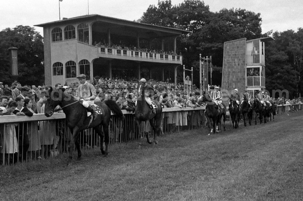 GDR picture archive: Hoppegarten - Horses and jockeys at the parade in front of the grandstand of the racecourse in Hoppegarten in the state Brandenburg on the territory of the former GDR, German Democratic Republic