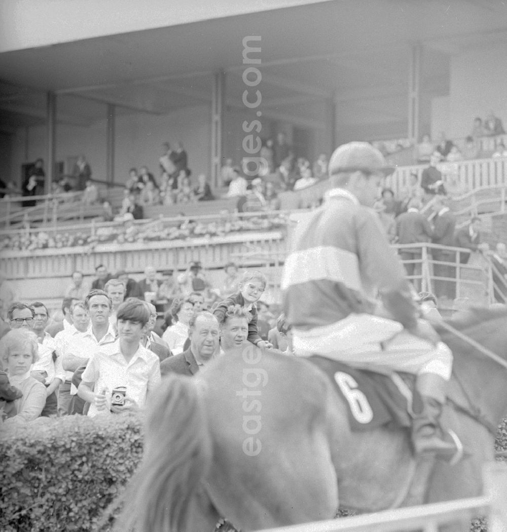 Hoppegarten: Racehorses and jockeys at the last training lap, at the Hoppegarten racecourse, before the start of the German Derby of the GDR in Hoppegarten in the federal state Brandenburg on the territory of the former GDR, German Democratic Republic
