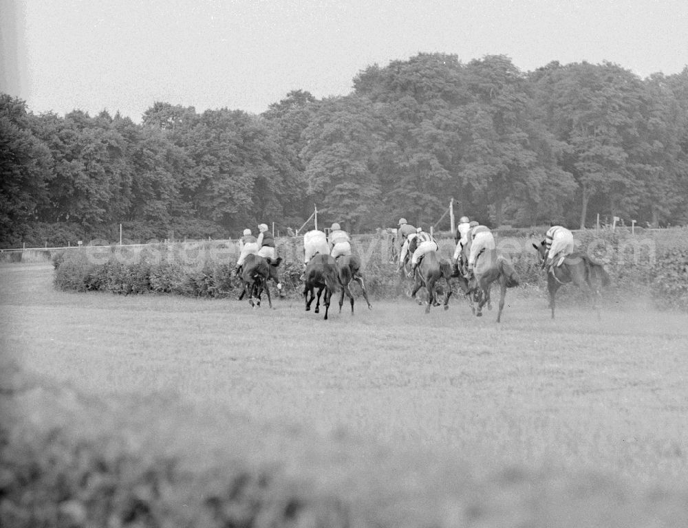GDR picture archive: Hoppegarten - Racehorses and jockeys at the horse race of the German Derby of the GDR, at the Hoppegarten racecourse, in Hoppegarten in the federal state Brandenburg on the territory of the former GDR, German Democratic Republic