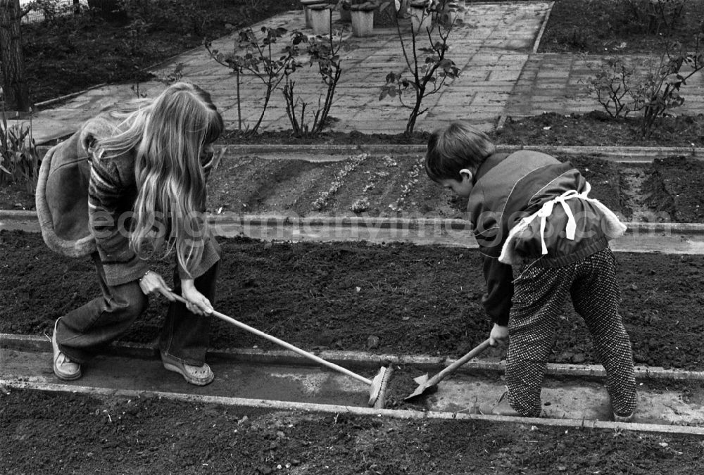 GDR picture archive: Berlin - Games and fun with toddlers in kindergarten with instructions for gardening in the school garden in Berlin Eastberlin, the former capital of the GDR, German Democratic Republic