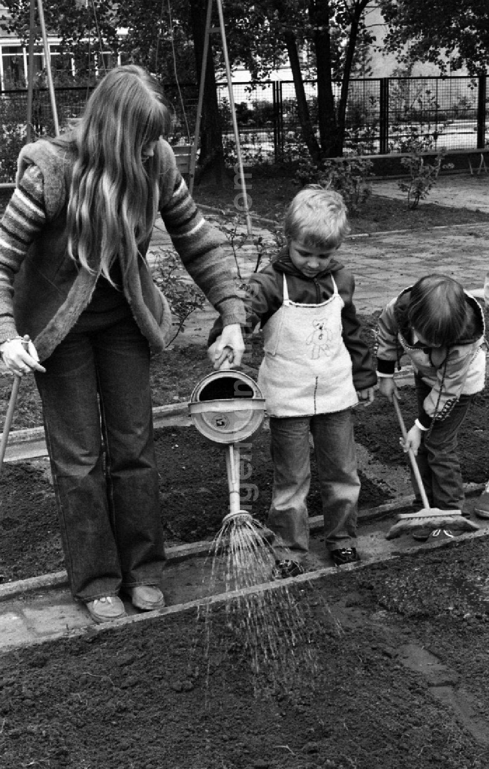 GDR image archive: Berlin - Games and fun with toddlers in kindergarten with instructions for gardening in the school garden in Berlin Eastberlin, the former capital of the GDR, German Democratic Republic